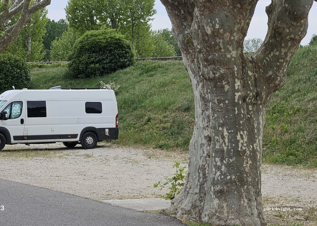 (84860) Caderousse - Cours Aristide Briand — foto 2