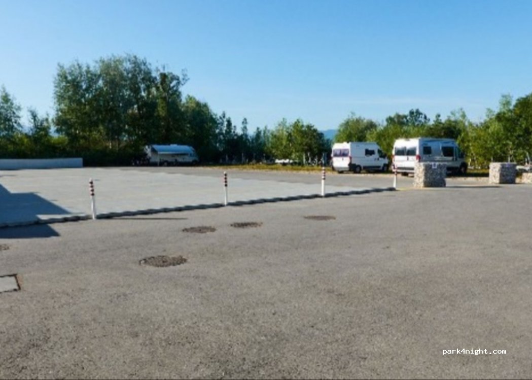(1545) Chevroux - 7 Place du Port — foto