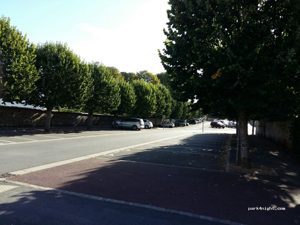 (45390) Puiseaux - 1 Place du Jeu de Paume — foto