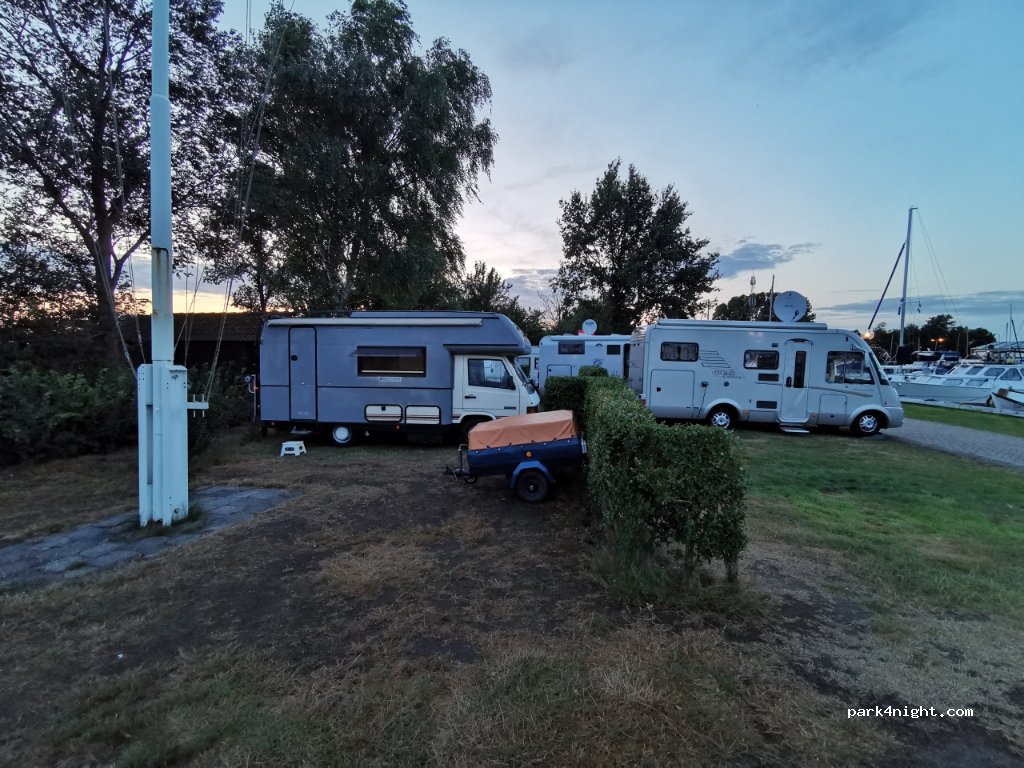Camperplaats Jachthaven Wartena — foto