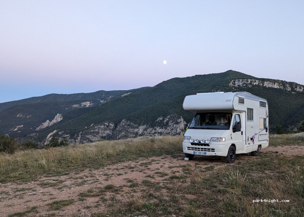(04240) Saint-Benoît - Unnamed Road — foto