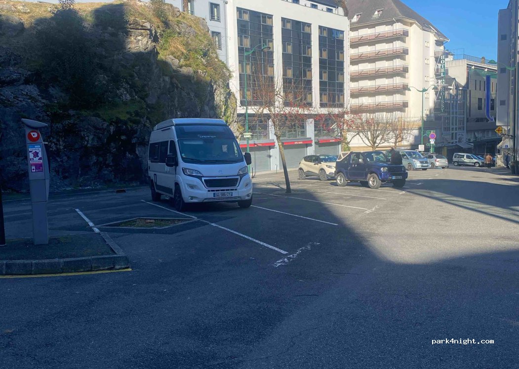 (65100) Lourdes - 1 Place Merlasse — foto