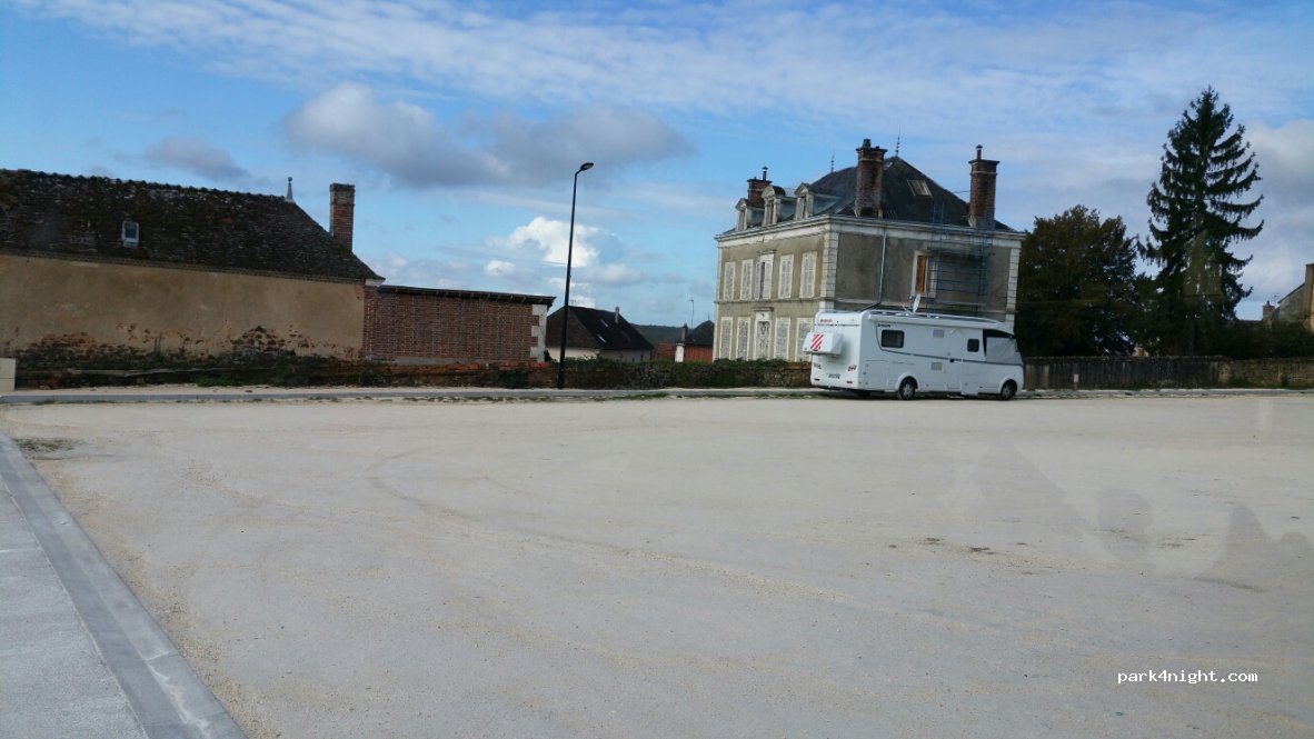 (89520) Saint-Sauveur-en-Puisaye - 2 Place du Chateau — foto