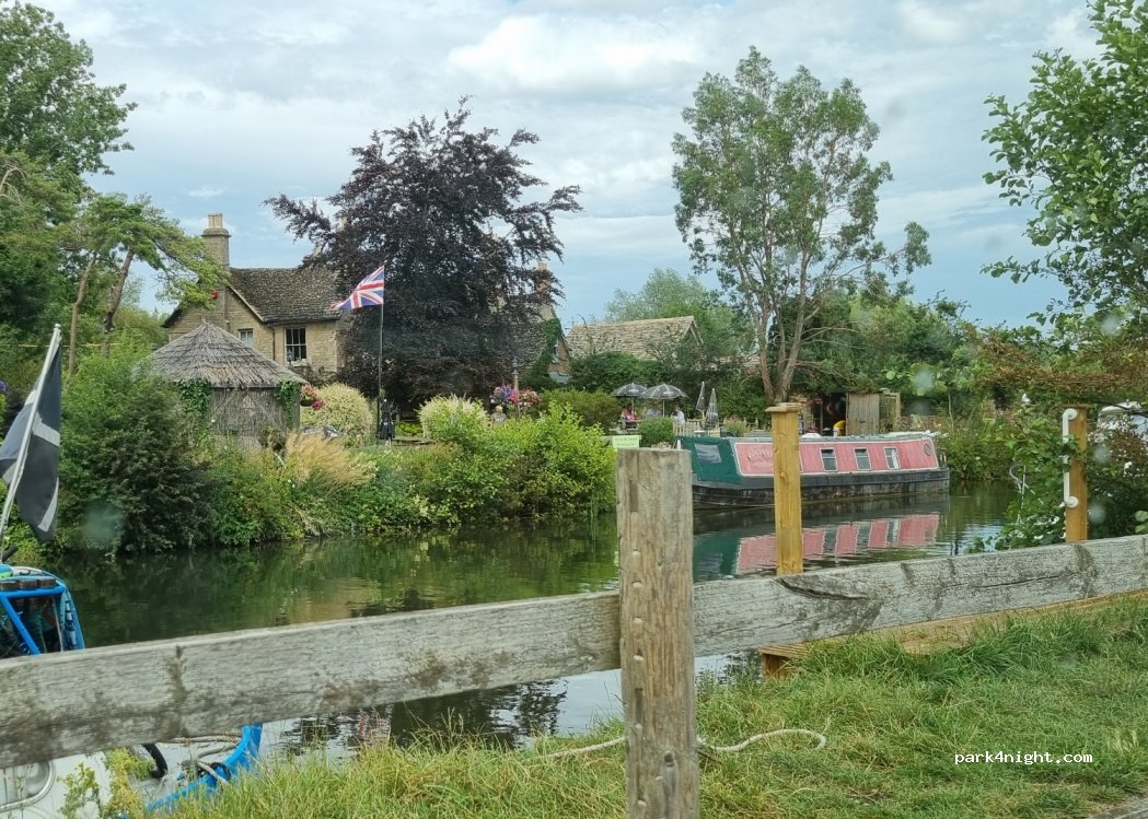 Radcot Bridge Camping — foto