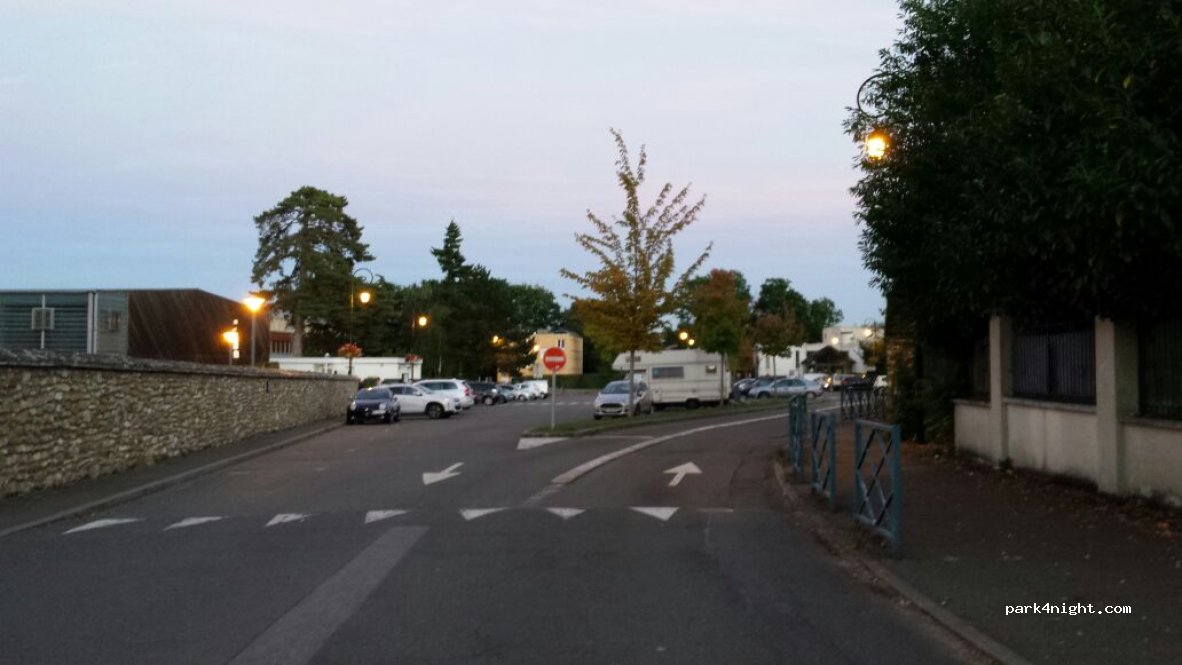 (78490) Montfort-l'Amaury - 13 Place de Nickenich — foto