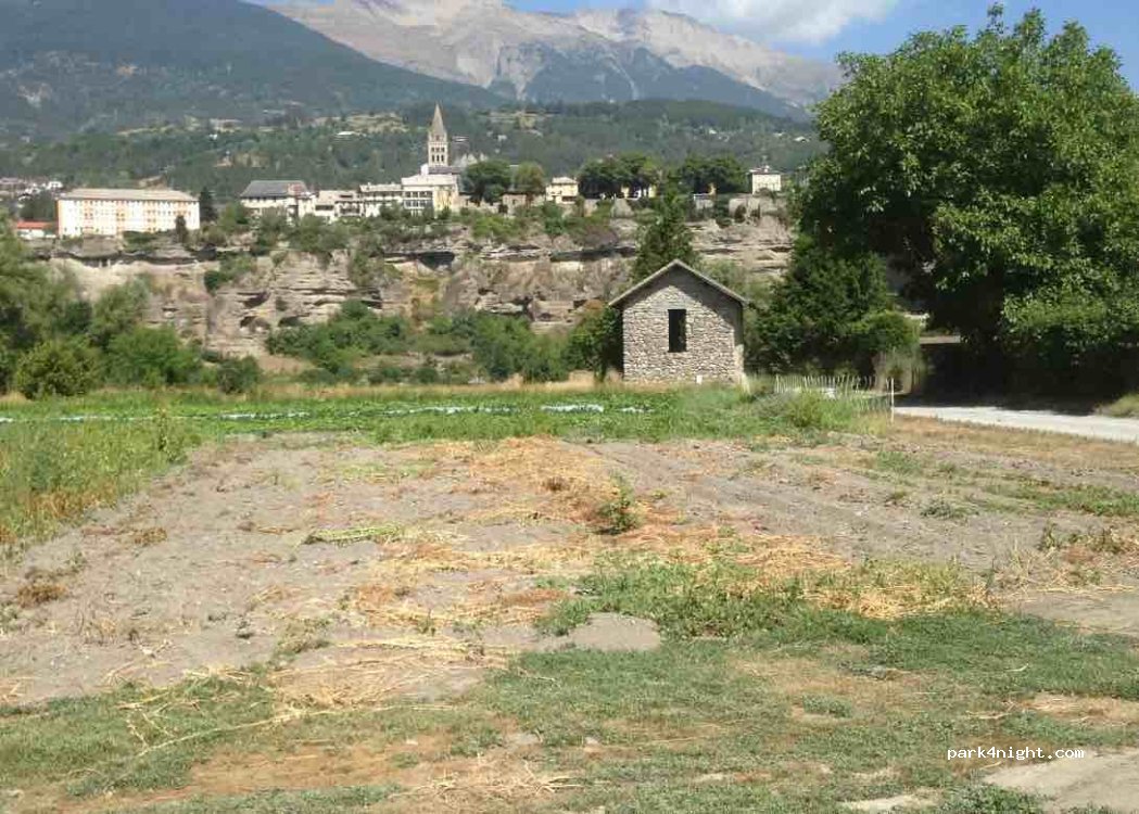 (05200) Embrun - 8 rue du théâtre — foto