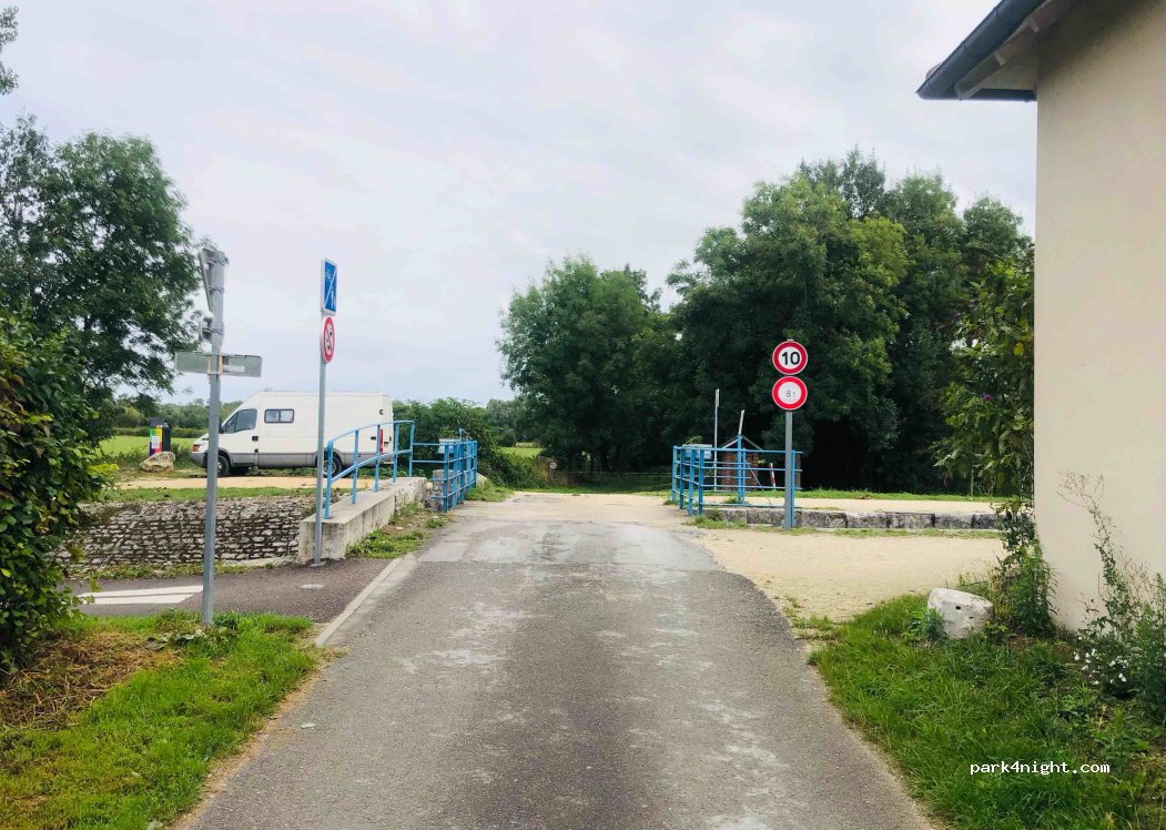 (18000) Bourges - 58 Chemin de l'Écluse — foto