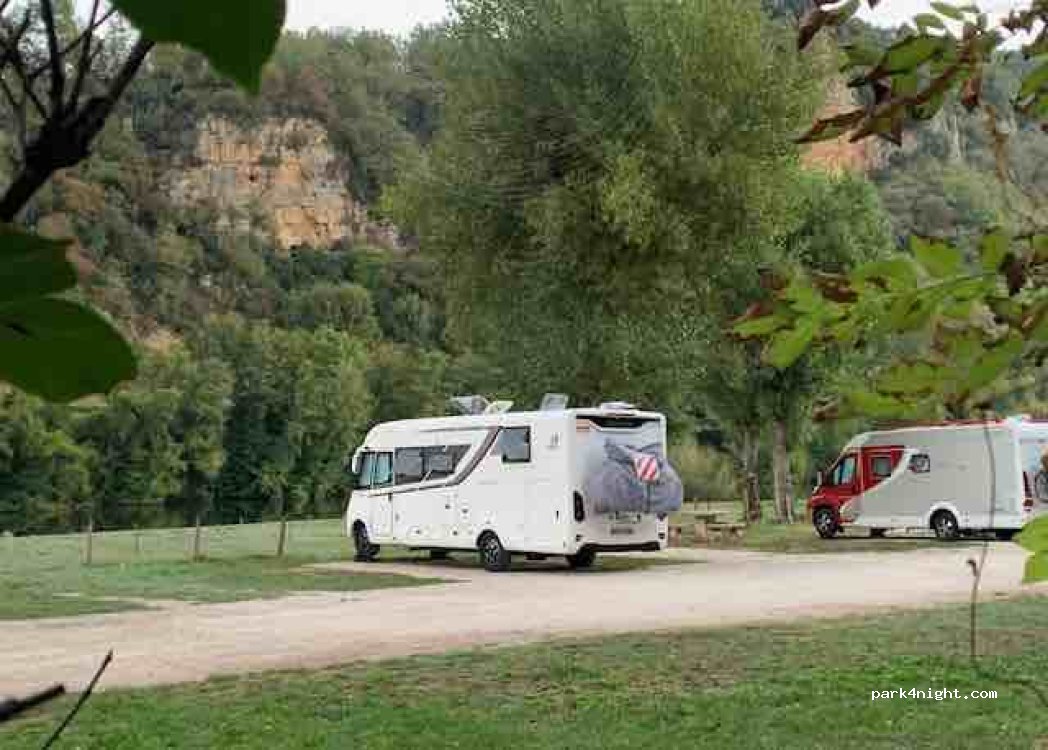 Aire de Camping Car Saint Cirq Lapopie Plage — foto