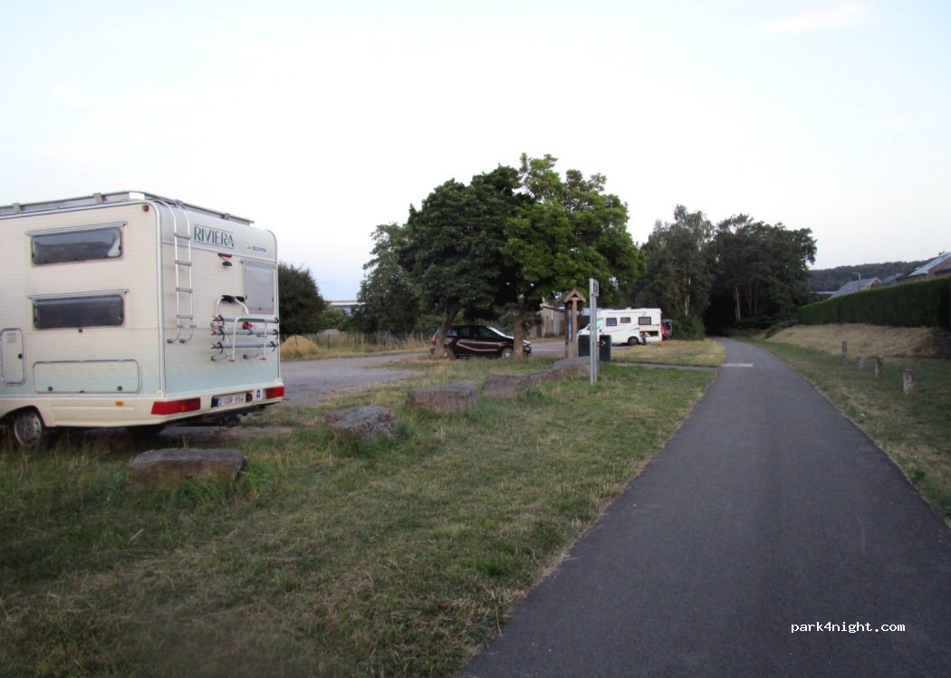 (5537) Anhée - 16 Place Communale — foto