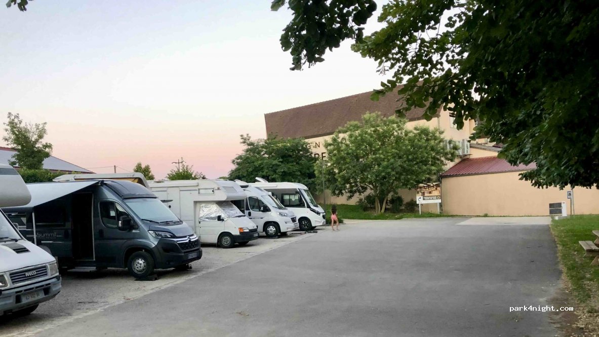 Aire de camping-Car des Vignerons des Terres Secrètes — foto