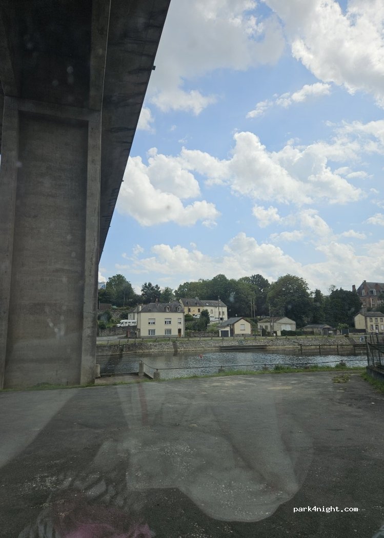 (53100) Mayenne - 28 Quai Carnot — foto