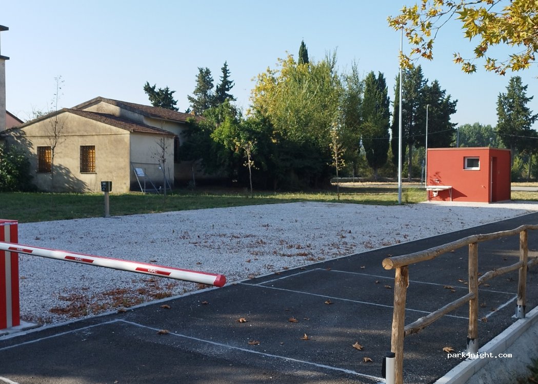 Area sosta camper macchia verde — foto 2