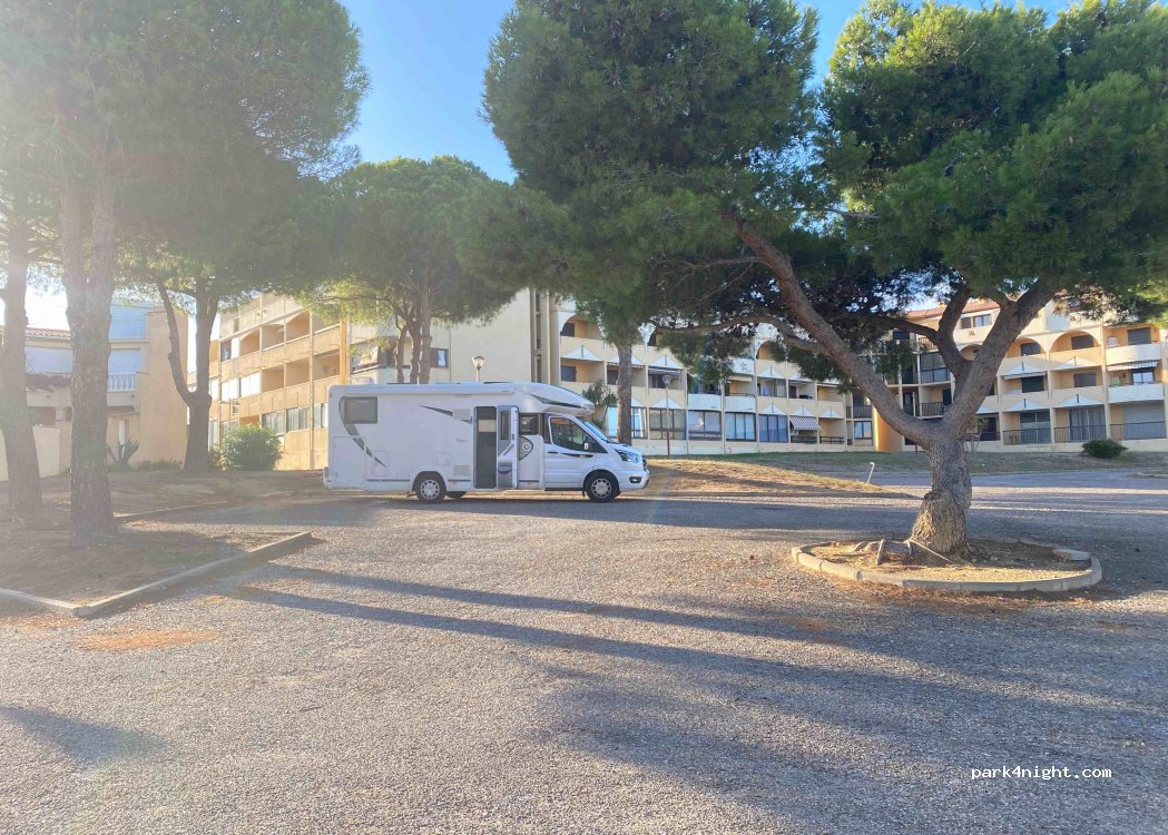 (11560) Fleury - 1 Place du Cascabel — foto