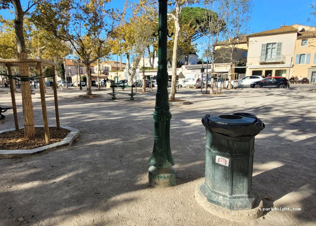 (83990) Saint-Tropez - 15 Avenue Foch — foto