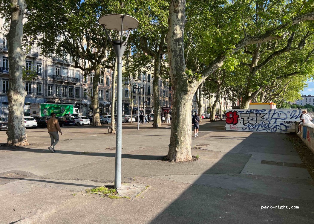 (69002) Lyon - 32 Quai Saint-Antoine — foto