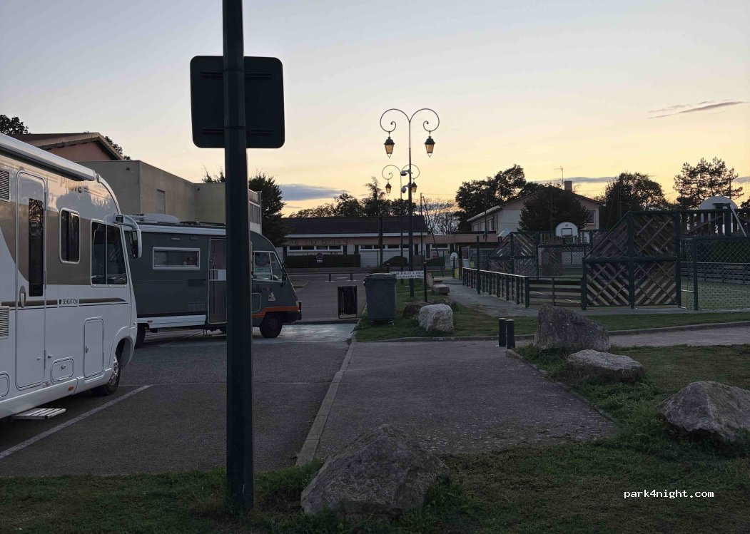 Aire de services camping-car de Balan — foto 3