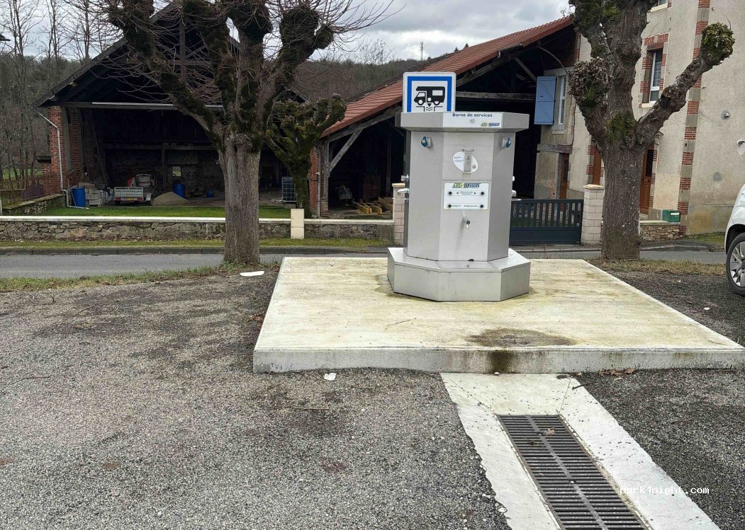 Aire de camping-car Saint-Victurnien — foto