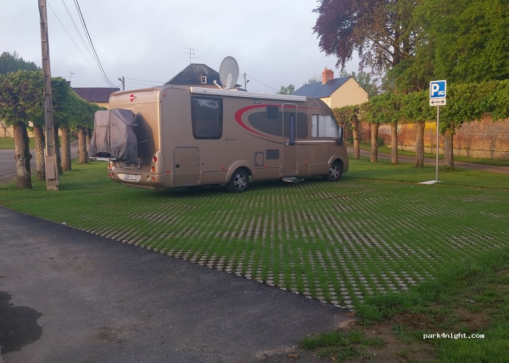 (60112) Milly-sur-Thérain - 6 Place Publique — foto