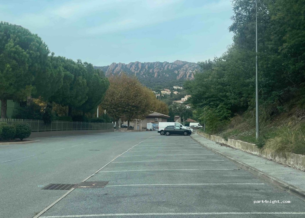 (83700) Saint-Raphaël - Rue Agathonis — foto 3