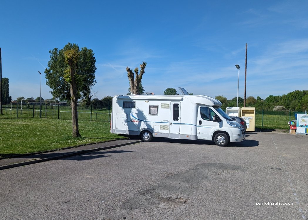 (80480) Pont-de-Metz - 2 Place Rene Aviez — foto