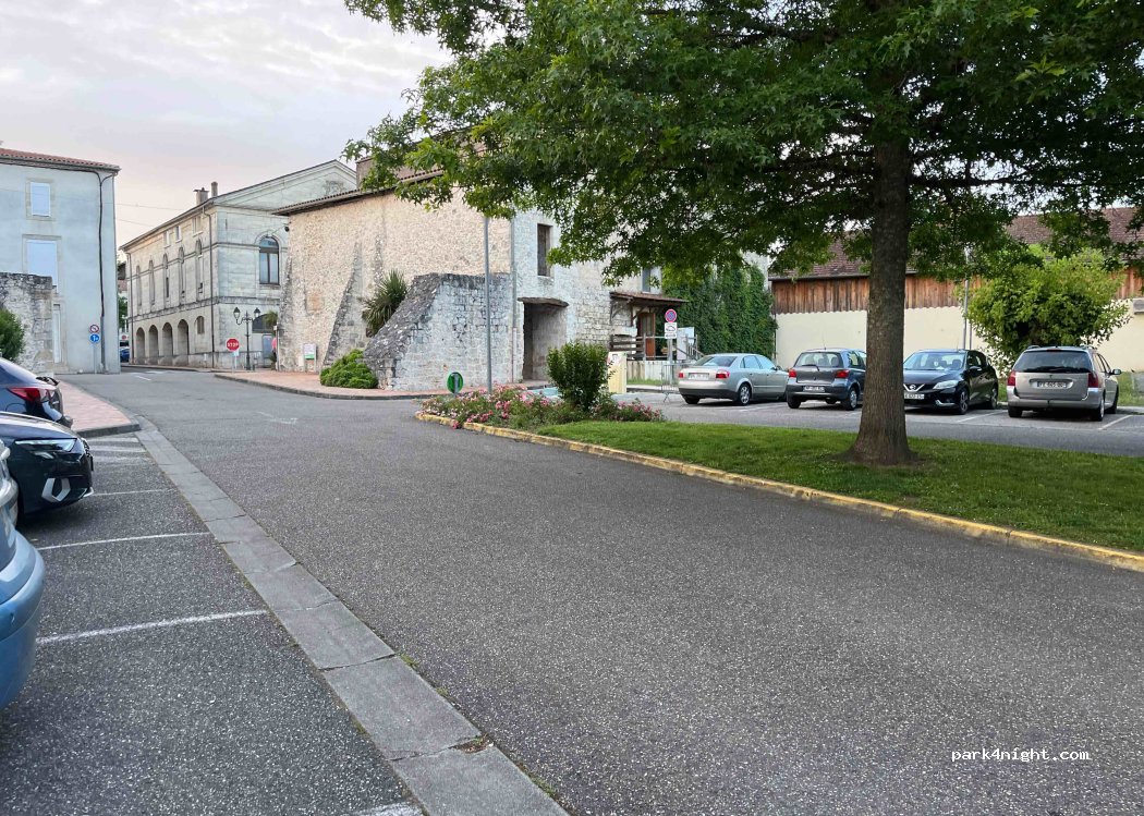 (47700) Casteljaloux - 2 Place José Bes — foto