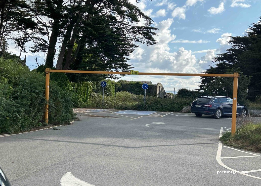 The Raven Car Park — foto