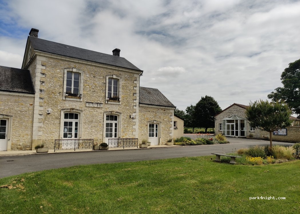 (37120) Chaveignes - 2 Le Bourg — foto