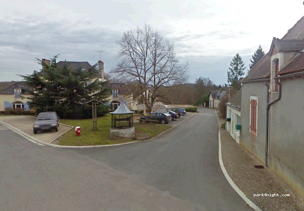 (36800) Oulches - Place Menneton — foto