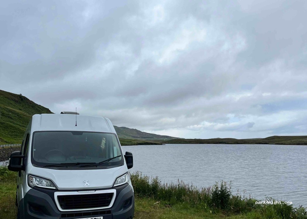 (IV51 9HX) Portree - A855 — foto