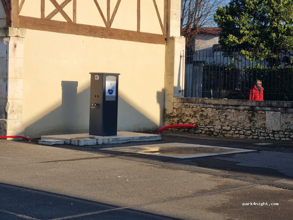 Aire de CAMPING-CAR PARK de Cognac (Charente) — foto 2