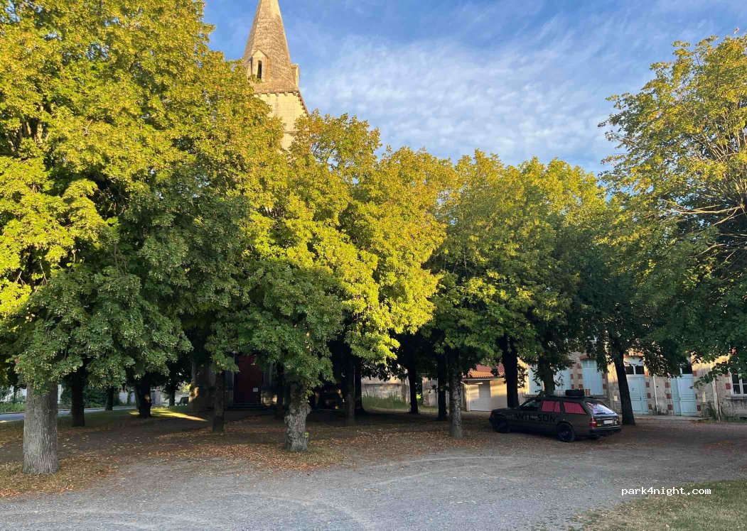 (63260) Bussières-et-Pruns - 21 Place de l'Église — foto