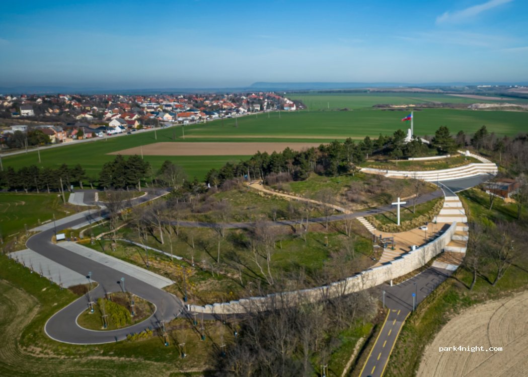 (8000) Székesfehérvár - Aranybulla sétány — foto