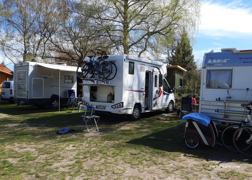 Wohnmobil- und Wohnwagenstellplatz Dorfrepublik Rüterberg — foto