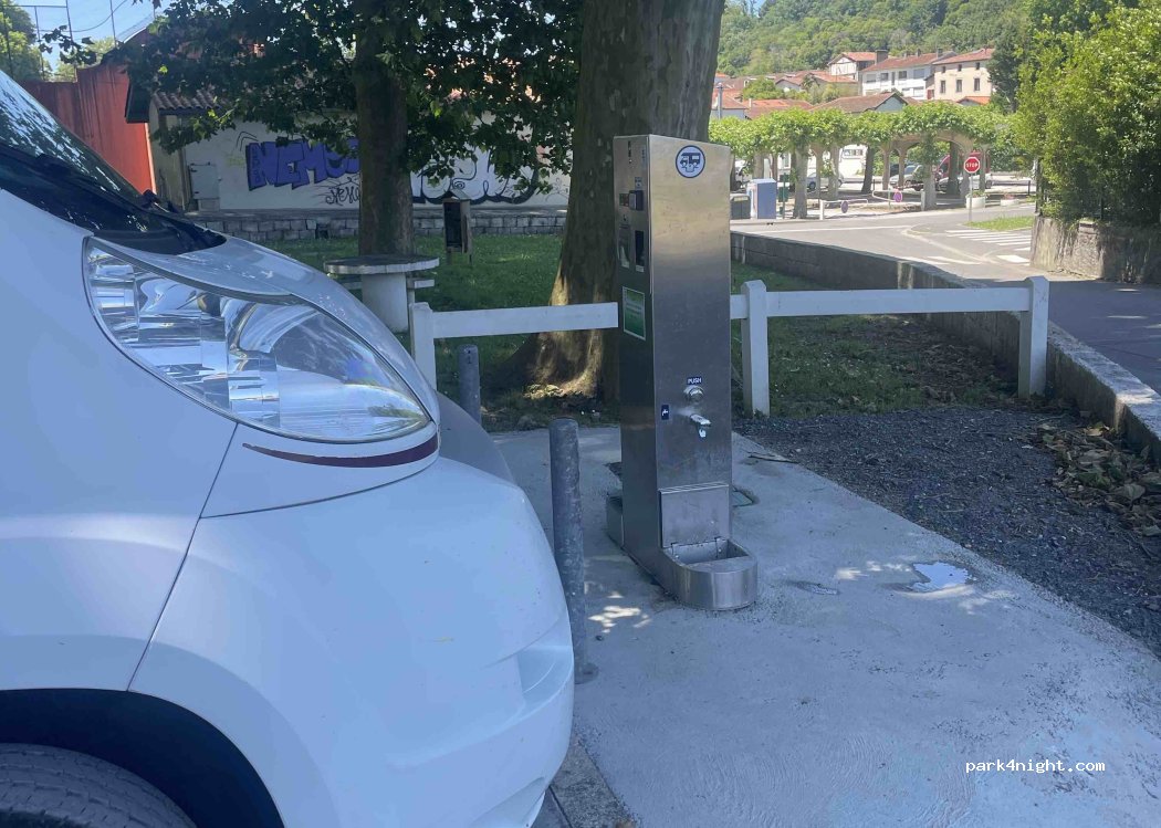 Aire de services et stationnement camping-car Peyrehorade — foto