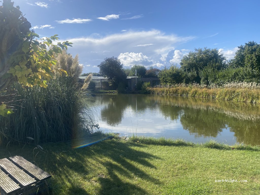 Schöner Stellplatz am kleinen See — foto