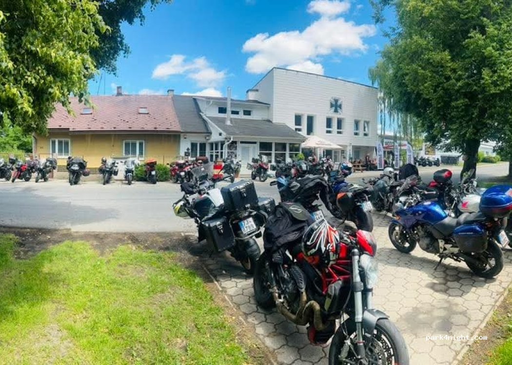 Motorkářský Doupě — foto 3
