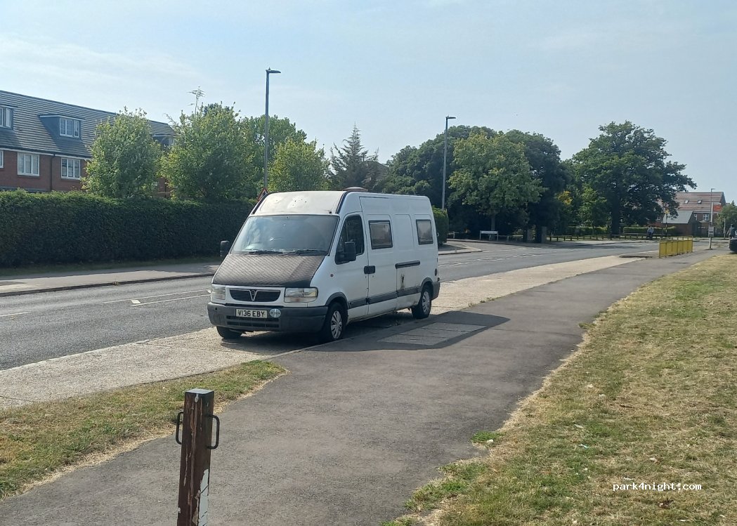(RG6 1FN) Woodley - 6 Louden Square — foto