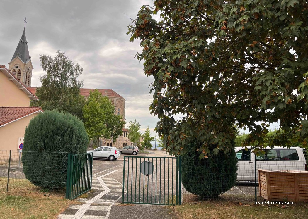 (69610) Aveize - 10 Place de l'Église — foto
