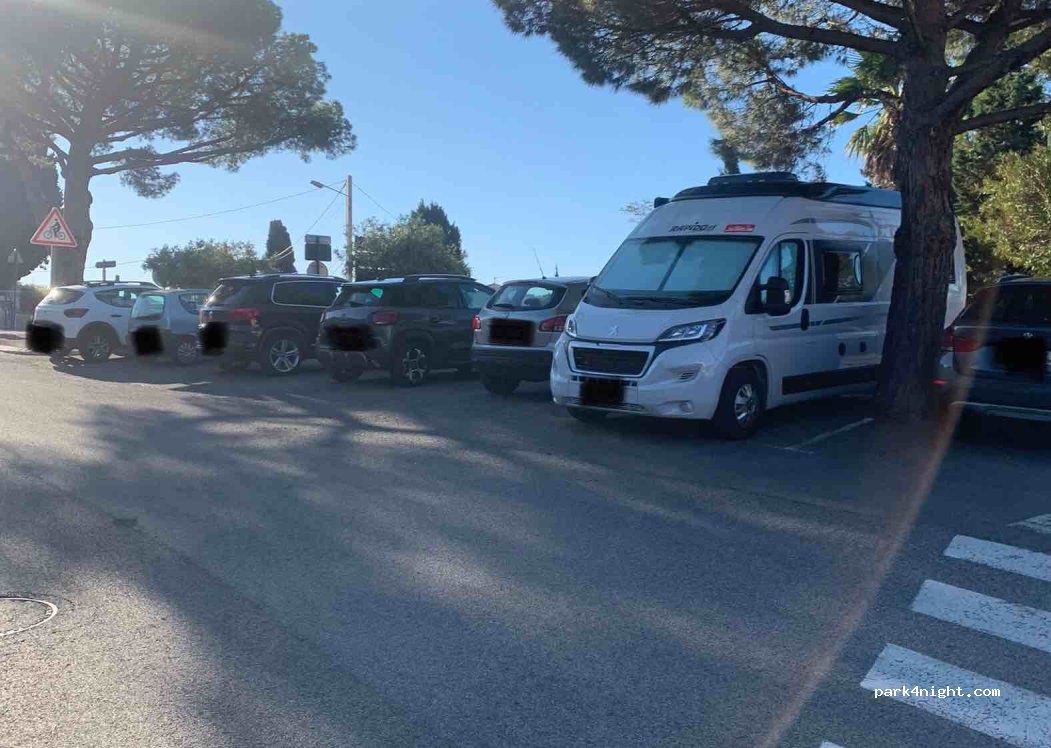 (83980) Le Lavandou - 401 Avenue Van Rysselberghe — foto