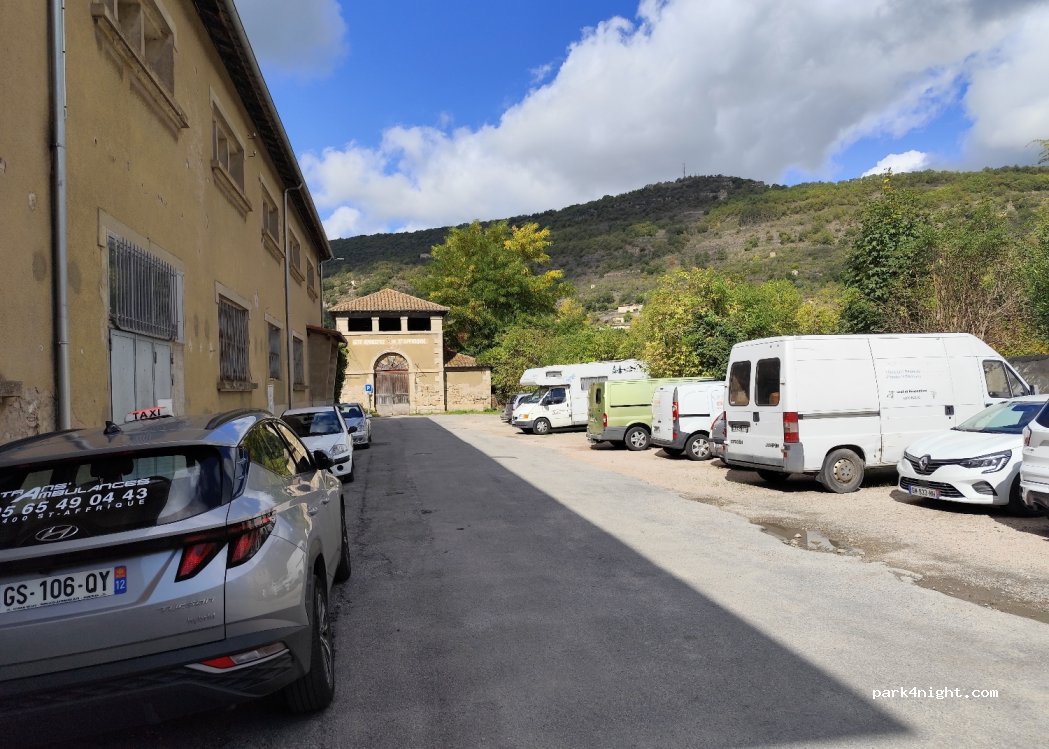 (12400) Saint-Affrique - 16 Rue Jean Moulin — foto