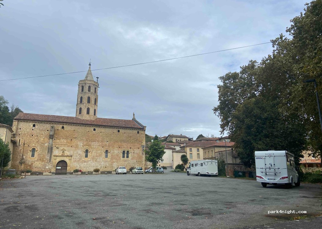 (31420) Aulon - 1 Place de l'Église Notre Dame — foto