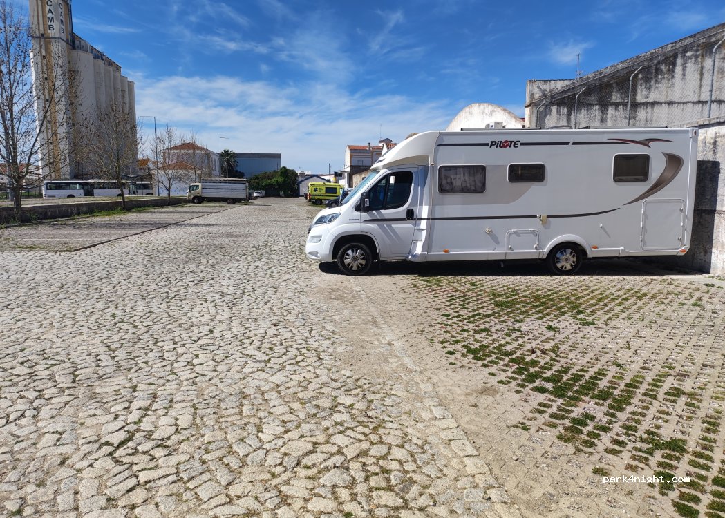 (7860-001) Moura - 14 Avenida 1º de Maio — foto