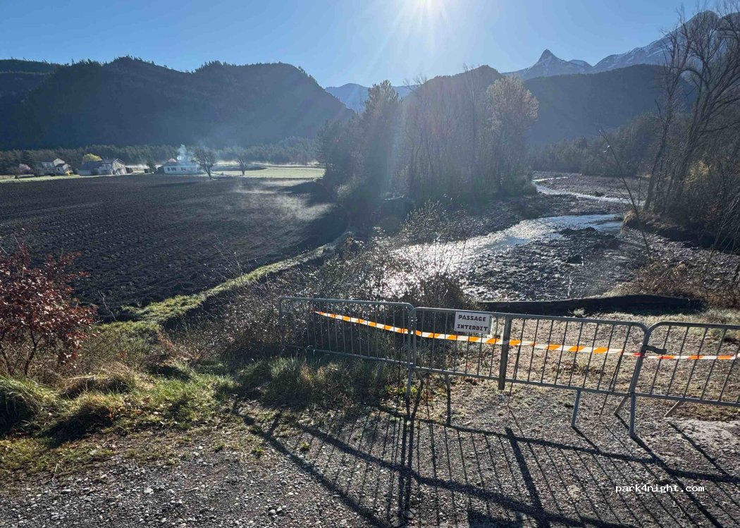 (04420) Marcoux - Chemin de Champ Pendu — foto