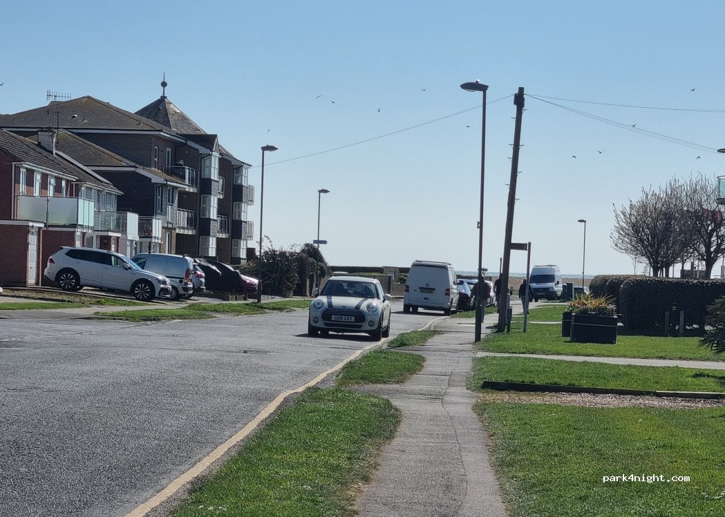 (BN16 2GY) Rustington - 77 Seafield Road — foto