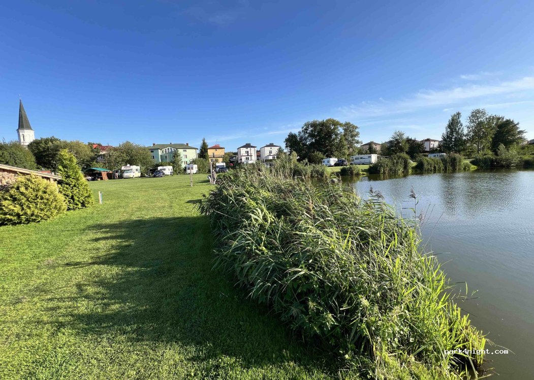 Kemping, pole namiotowe przy łowisku — foto 3