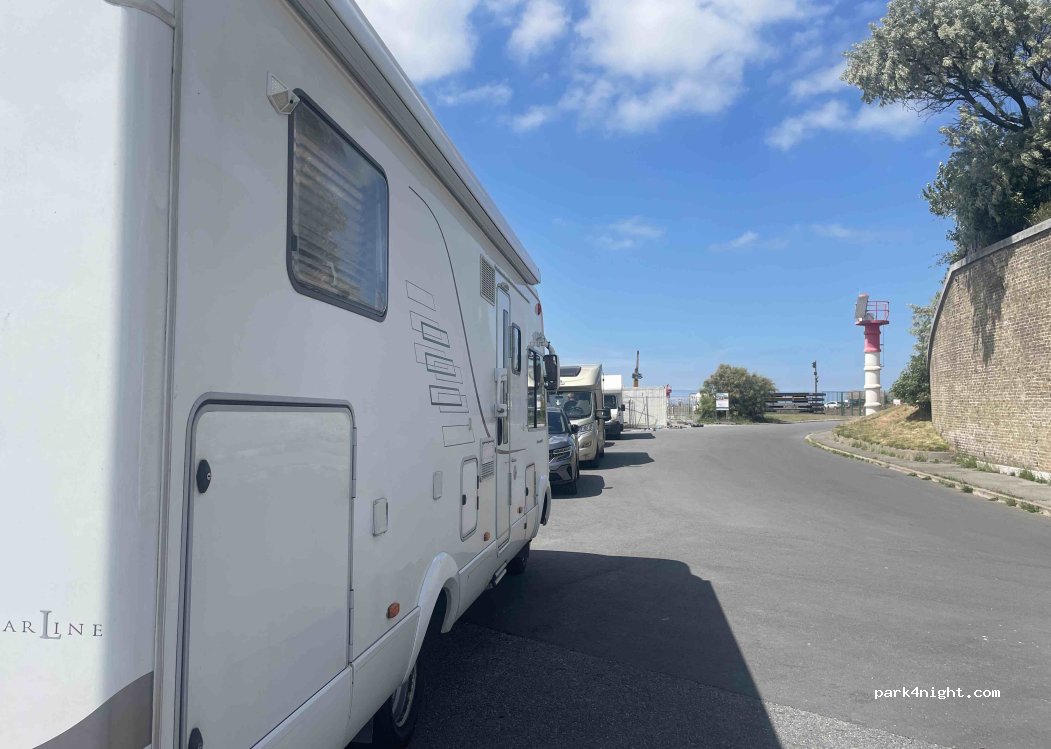 (59140) Dunkerque - 1 Rue Militaire — foto 3