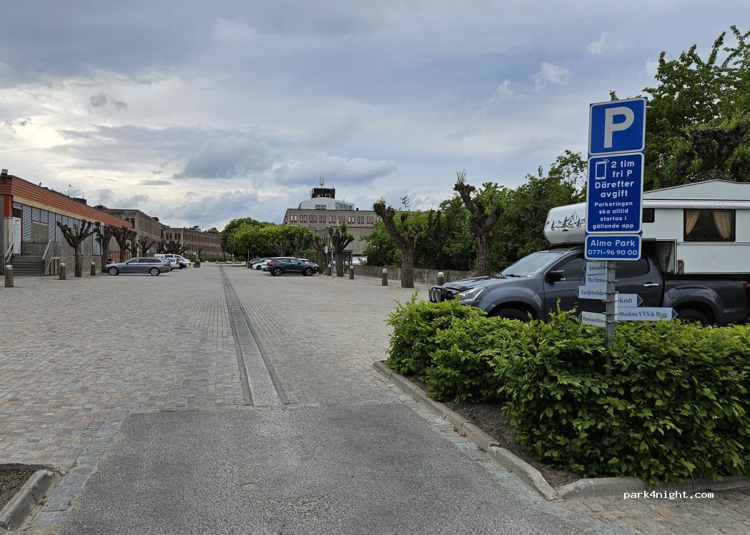 (123 43) Farsta - 13 Mårbackagatan — foto