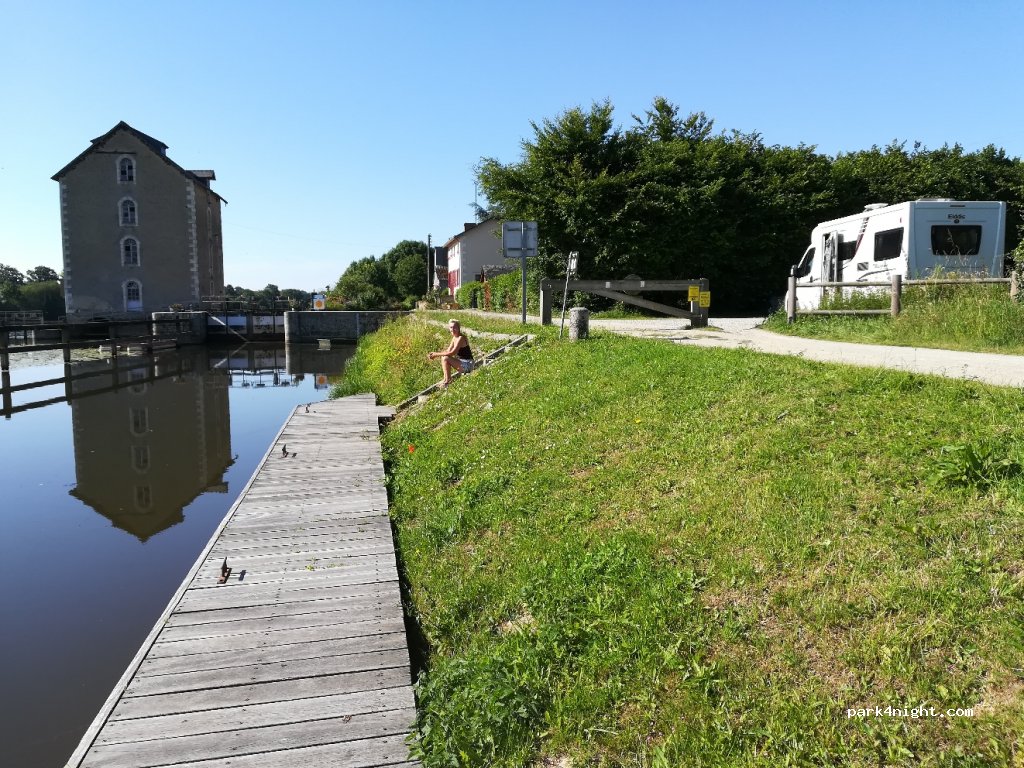 (53200) Ménil - Chemin de Halage Sud — foto 2