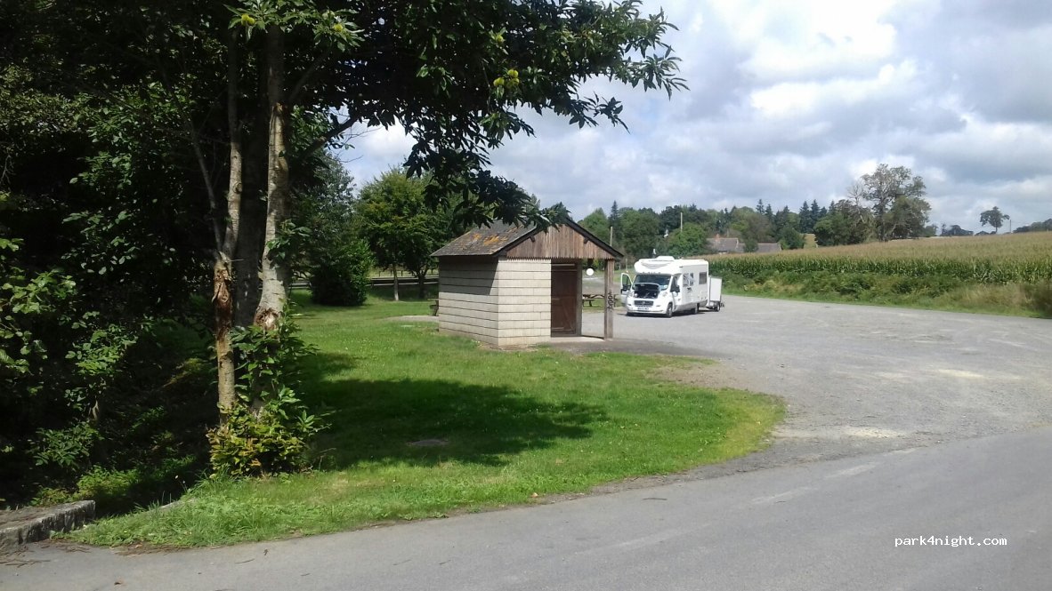 (50240) Montanel - 1 Le Pont Chennevel — foto