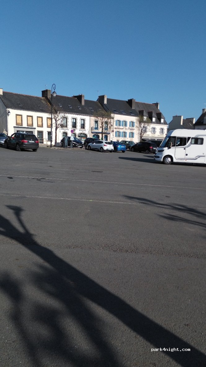 (29190) Pleyben - 8-14 Place Charles de Gaulle — foto
